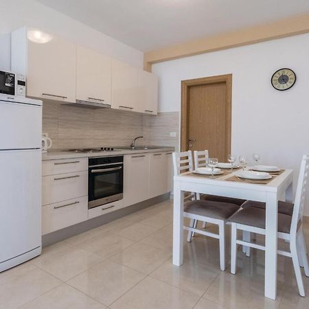 1 Bedroom Amazing Apartment In Komarna クレック エクステリア 写真