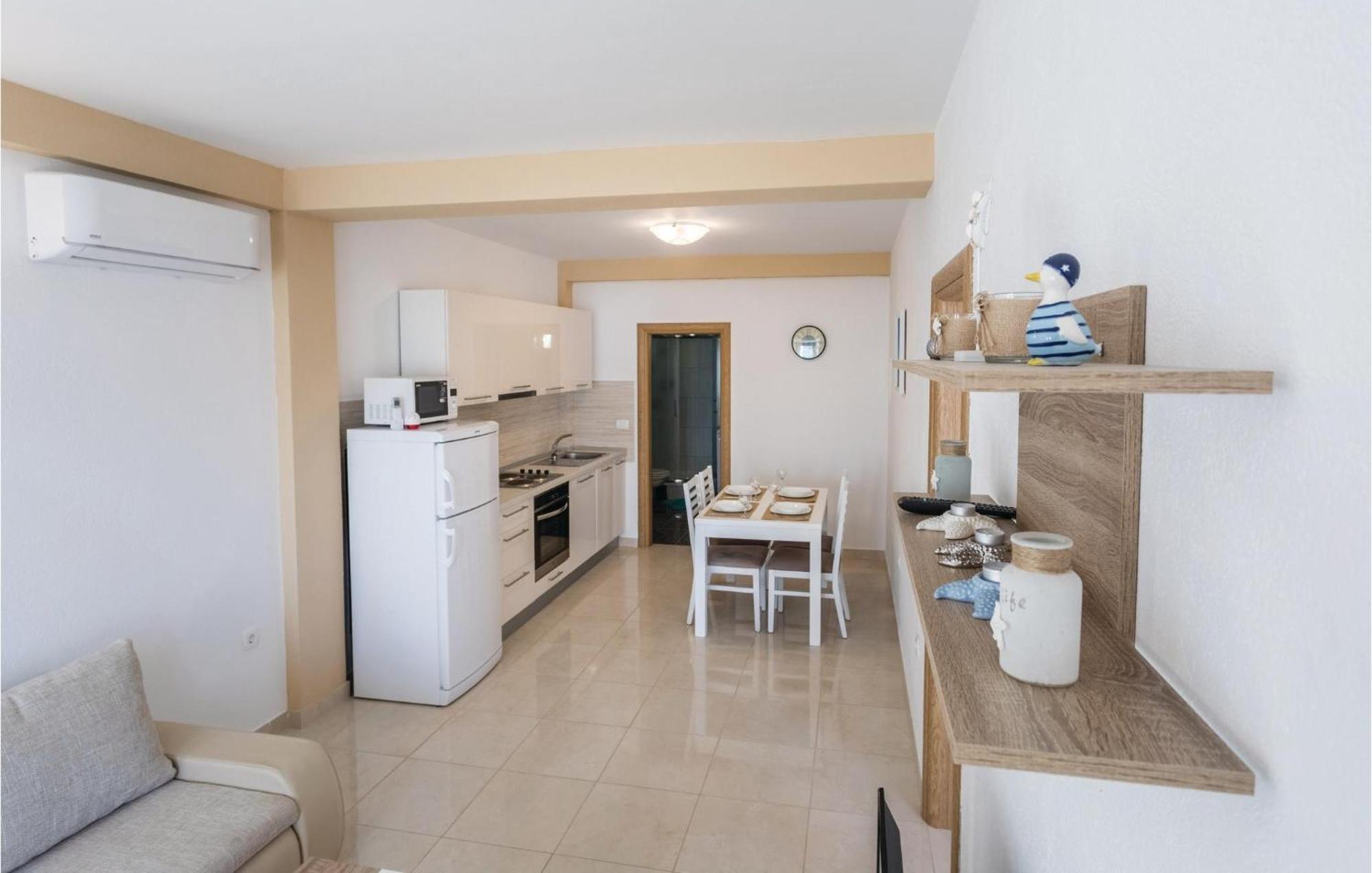 1 Bedroom Amazing Apartment In Komarna クレック エクステリア 写真