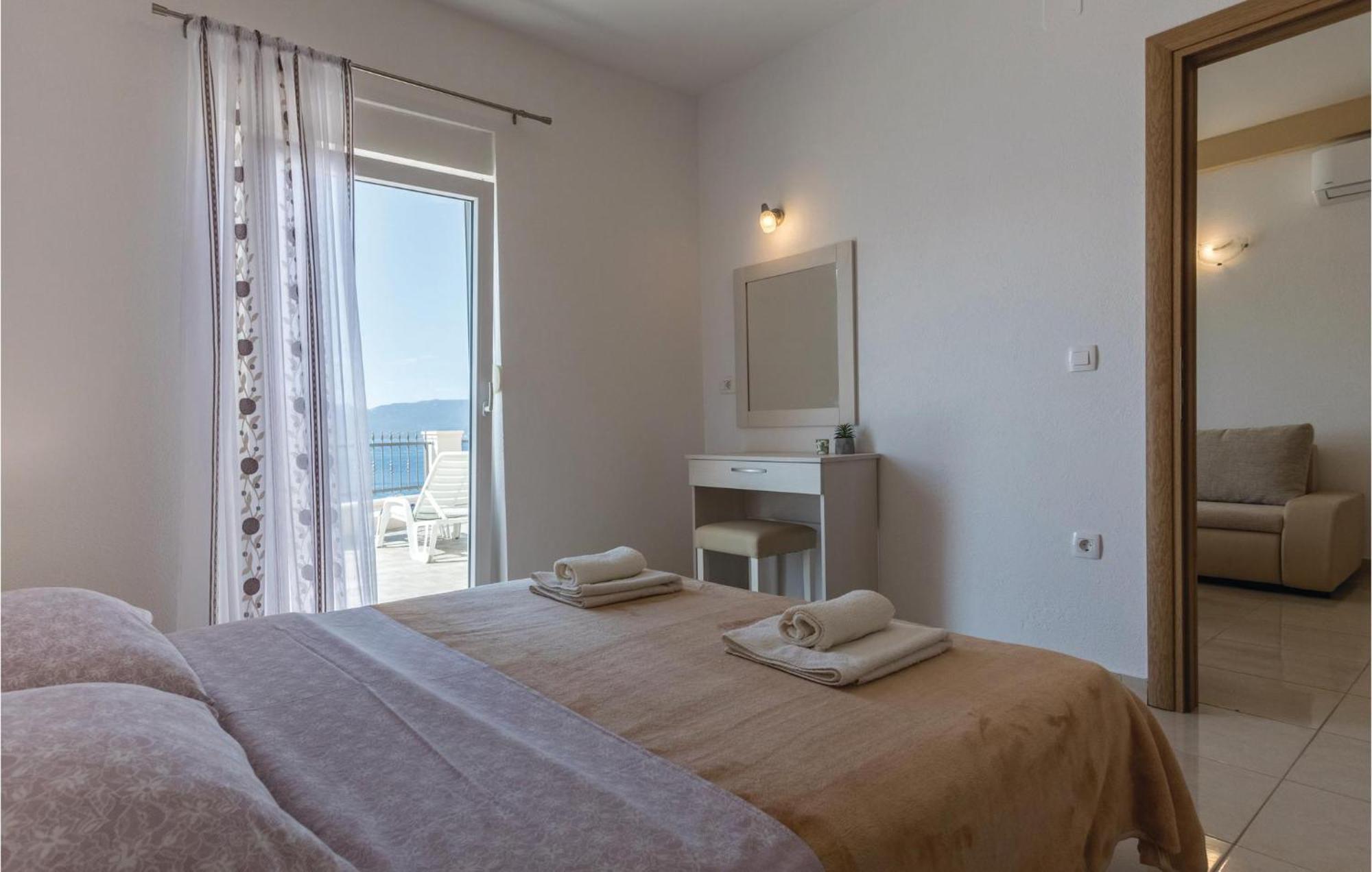 1 Bedroom Amazing Apartment In Komarna クレック エクステリア 写真