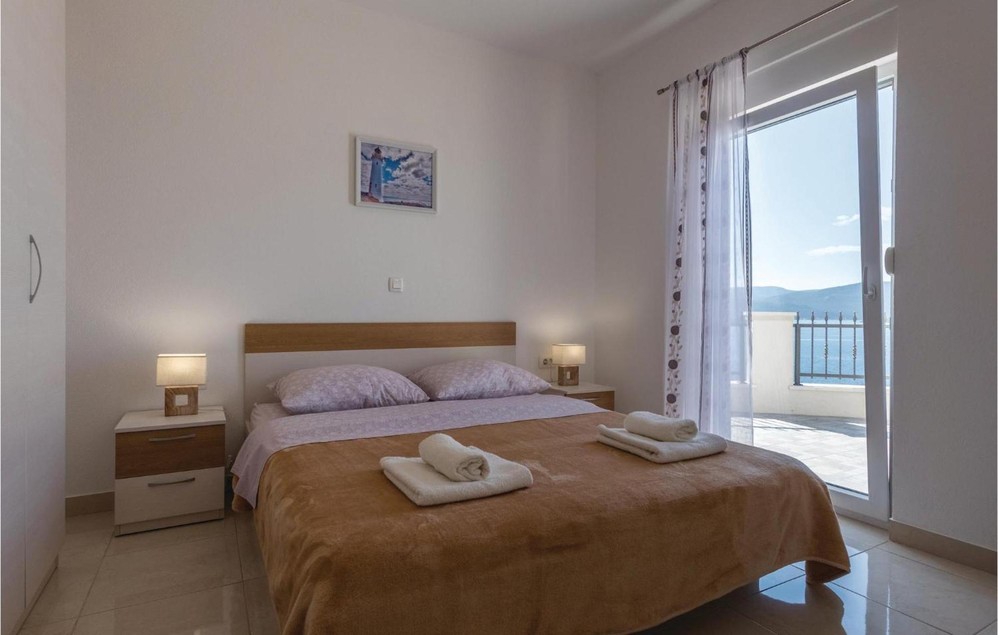 1 Bedroom Amazing Apartment In Komarna クレック エクステリア 写真