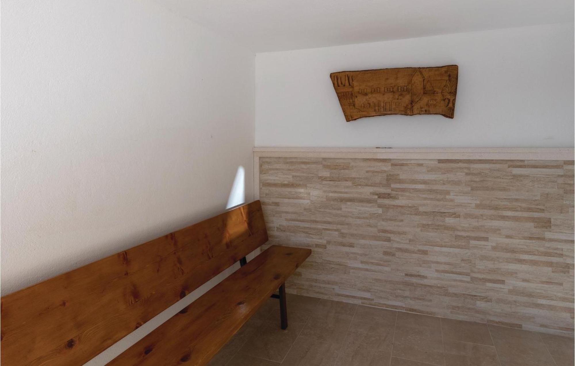 1 Bedroom Amazing Apartment In Komarna クレック エクステリア 写真