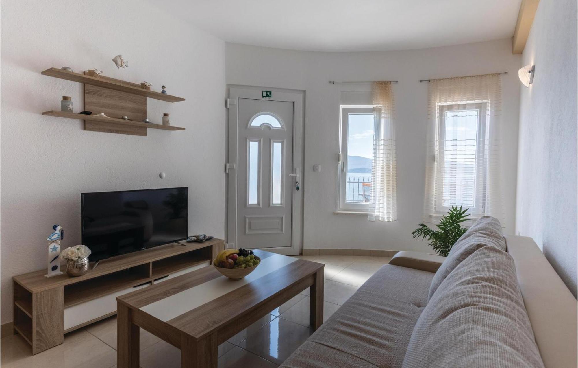1 Bedroom Amazing Apartment In Komarna クレック エクステリア 写真