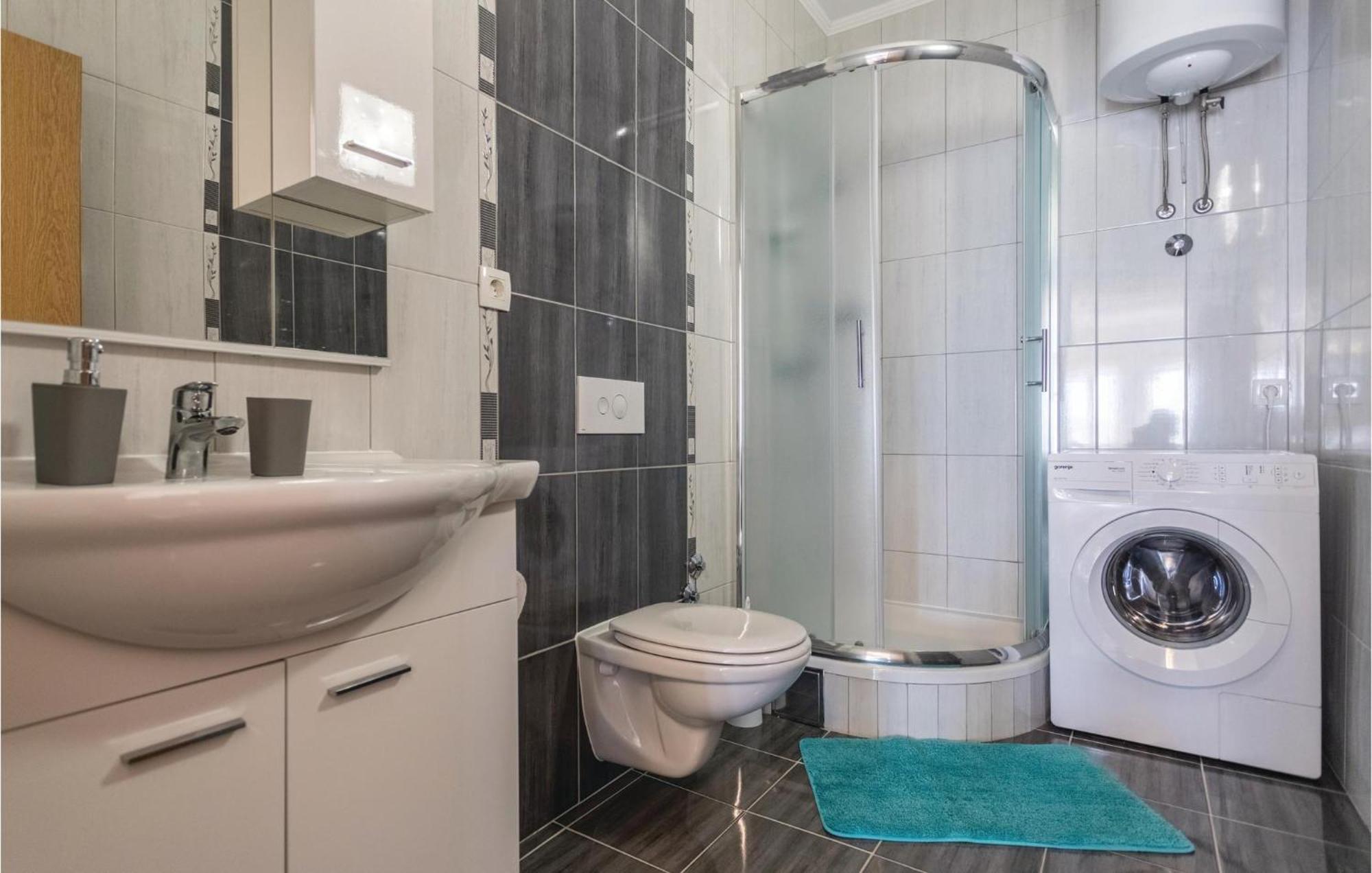 1 Bedroom Amazing Apartment In Komarna クレック エクステリア 写真