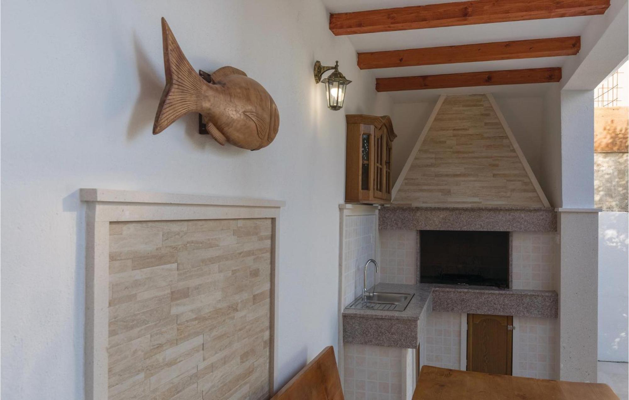 1 Bedroom Amazing Apartment In Komarna クレック エクステリア 写真